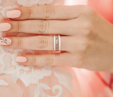 Quelle main bague de mariage hot sale